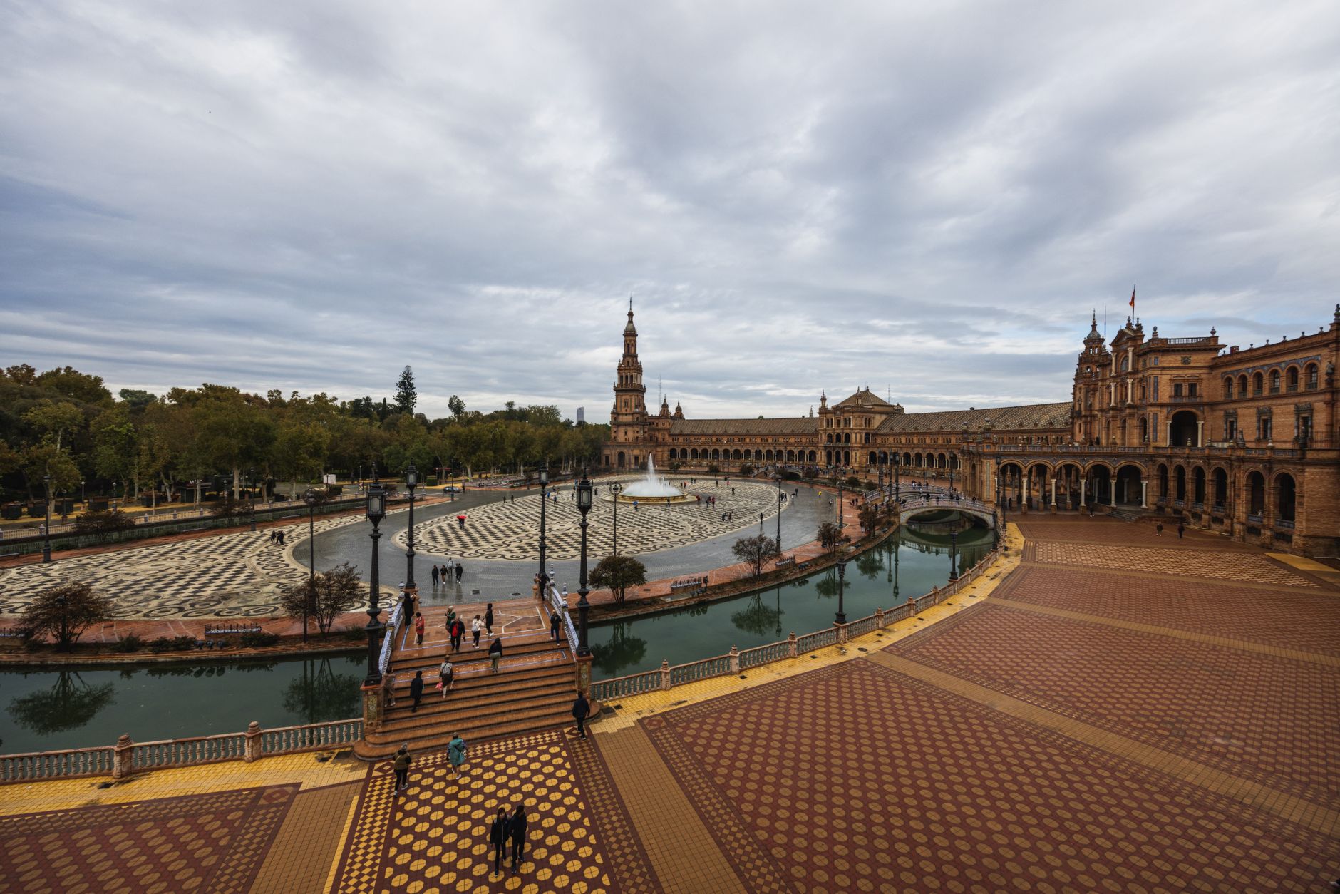 1 Day in Seville: Uncover Hidden Histories & Golden Reflections