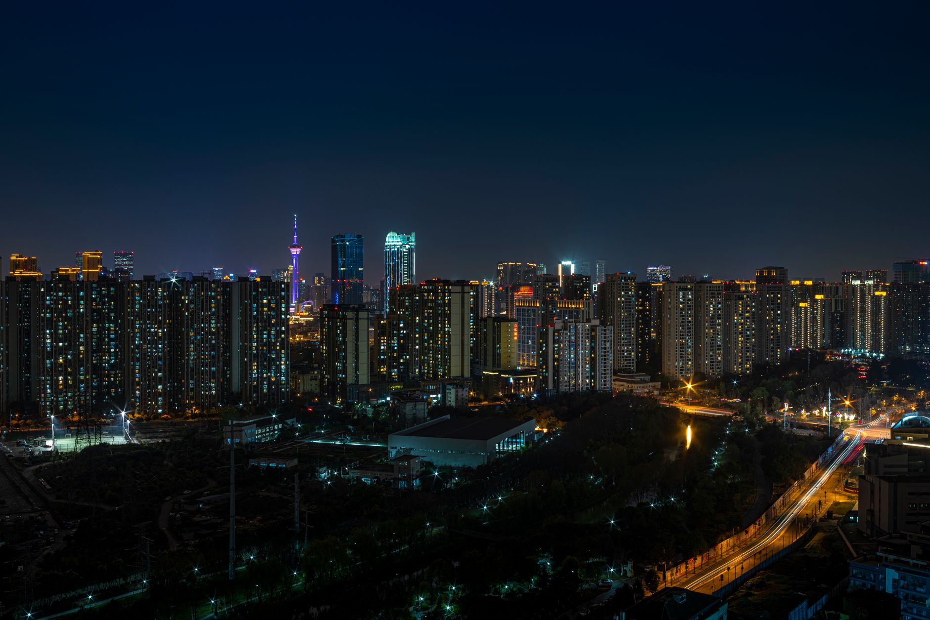 Beyond the Usual: What are some cities in China that are similar to New York or Los Angeles?
