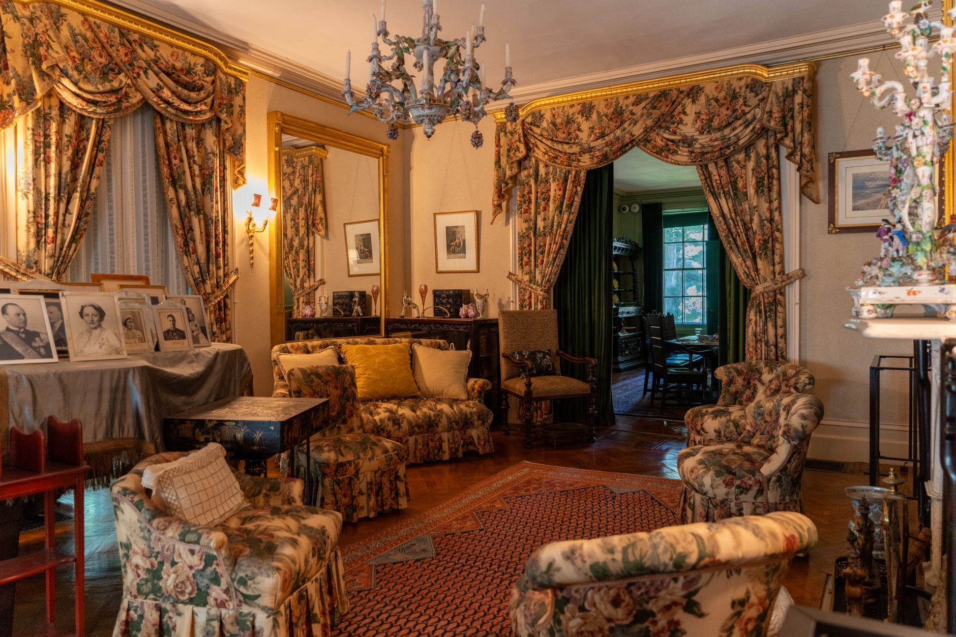 Unveiling Vienna's Coffee House Culture: Etiquette & Hidden Gems