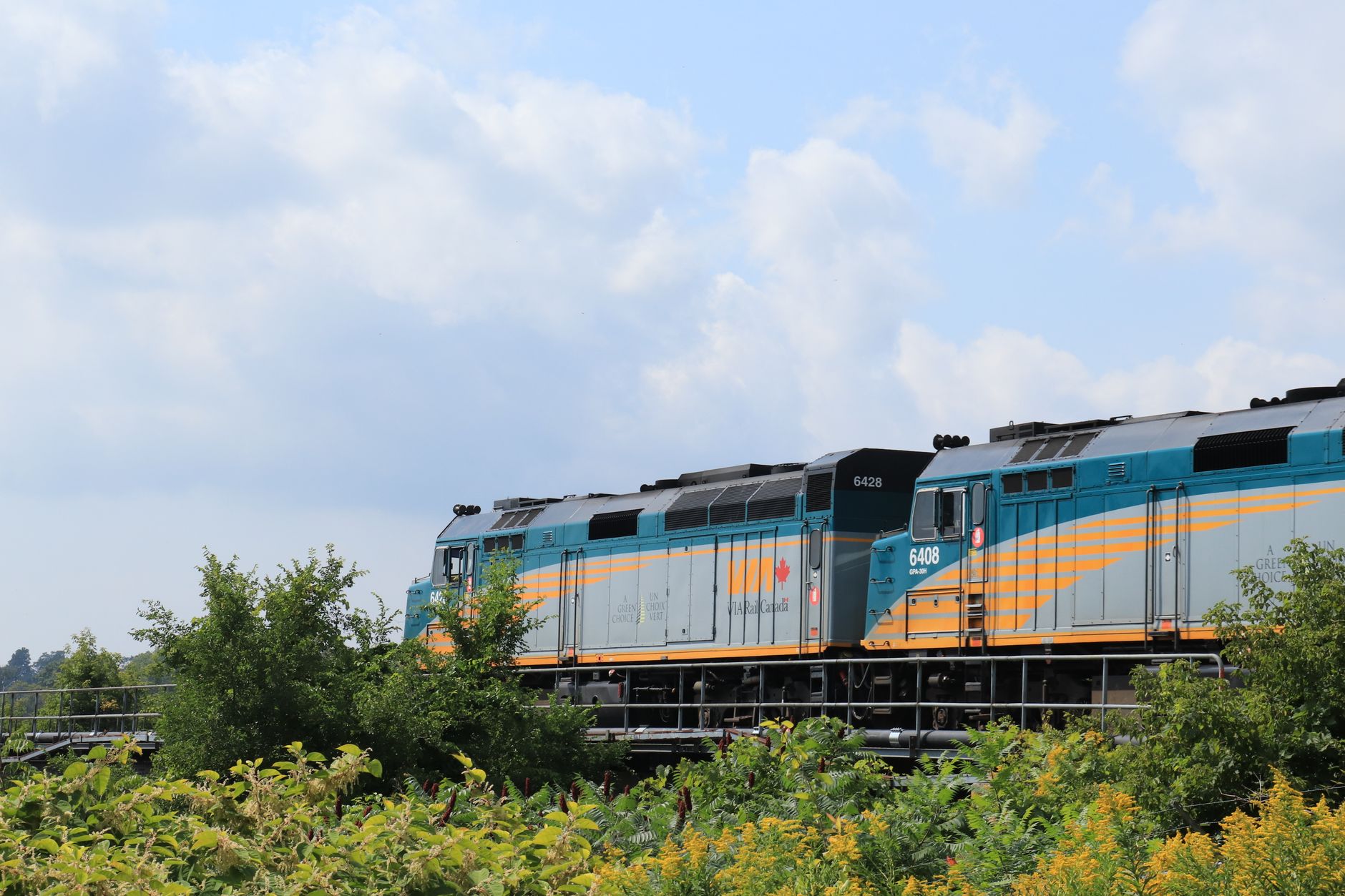 What are the best train options for a day trip from Montreal: Ontario's Hidden Gems