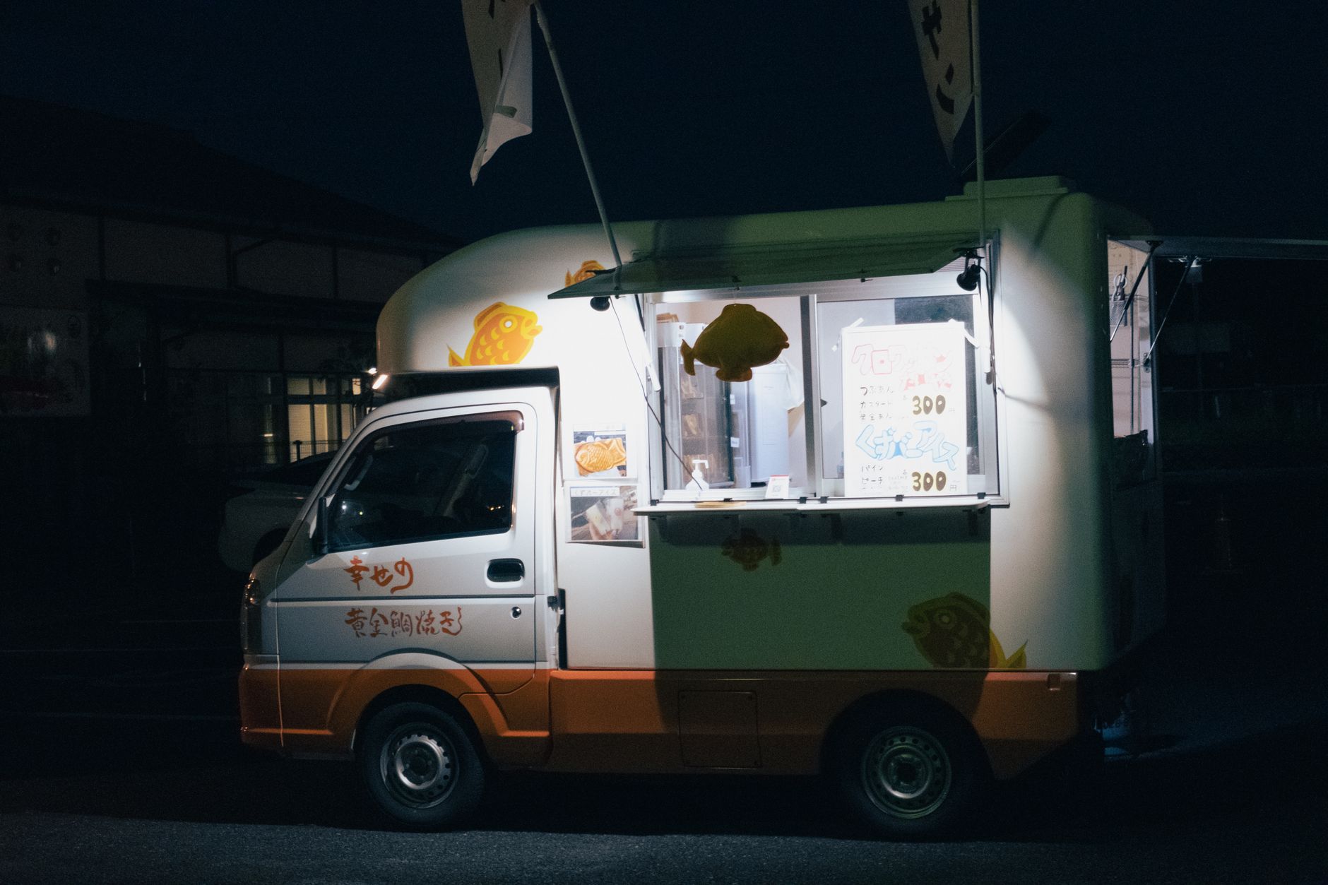 A bustling narrow alley in Kyoto at night, illuminated by soft lanterns, with small traditional restaurants and izakayas, inviting diners to explore local culinary delights.
